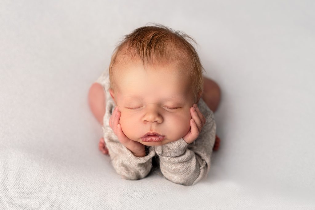 Froggy Pose Babyfotograf Alberndorf Gallneukirchen Linz Freistadt Perg