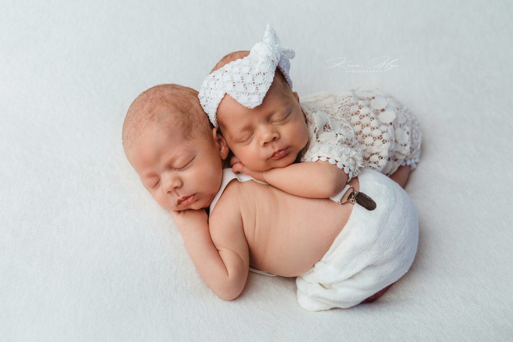 Zwillinge Newbornshooting Barmherzige Brüder Linz Fotografie Fotografin Babyfotograf Babyfotografin Linz Wels Steyr Perg Alberndorf Freistadt Linz Land Haid Ansfelden Altenfelden Traun Haid