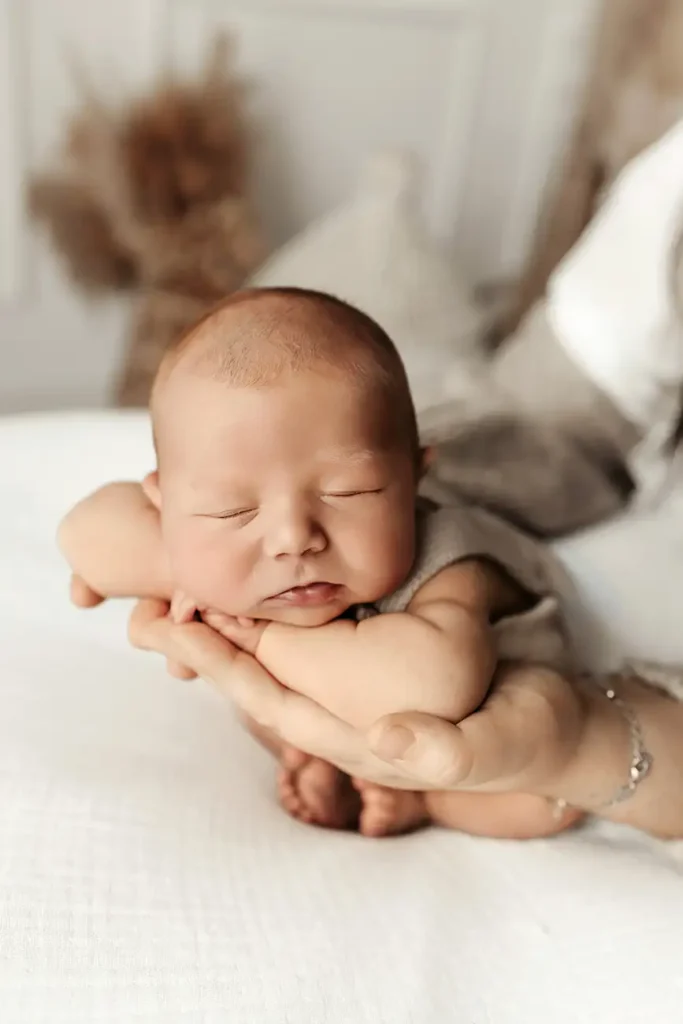 Fotograf Engerwitzdorf Familienshooting Newbornshooting Babyshooting Homestory Fotografin Schwanger Frauenarzt Hebamme EKIZ Uni Klinikkoffer Entbindung Baby Smile Linz Alberndorf